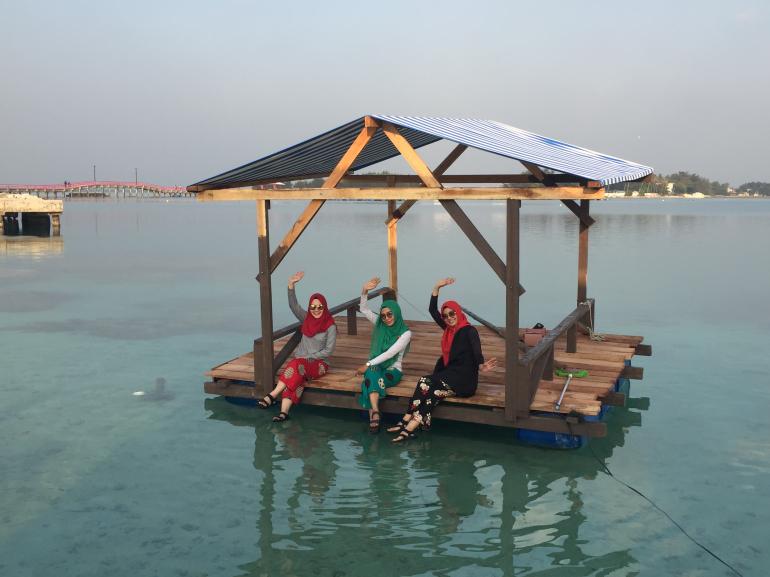 Pose diatas rakit Tidung Lagoon